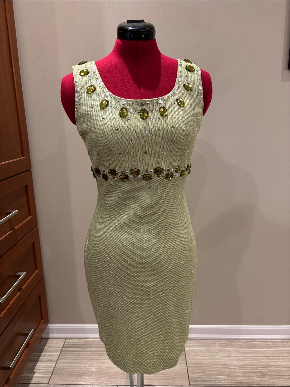 Flawless ✨ St. John Shimmering Peridot Green Sleeveless Sheath Midi Dress Sz 2